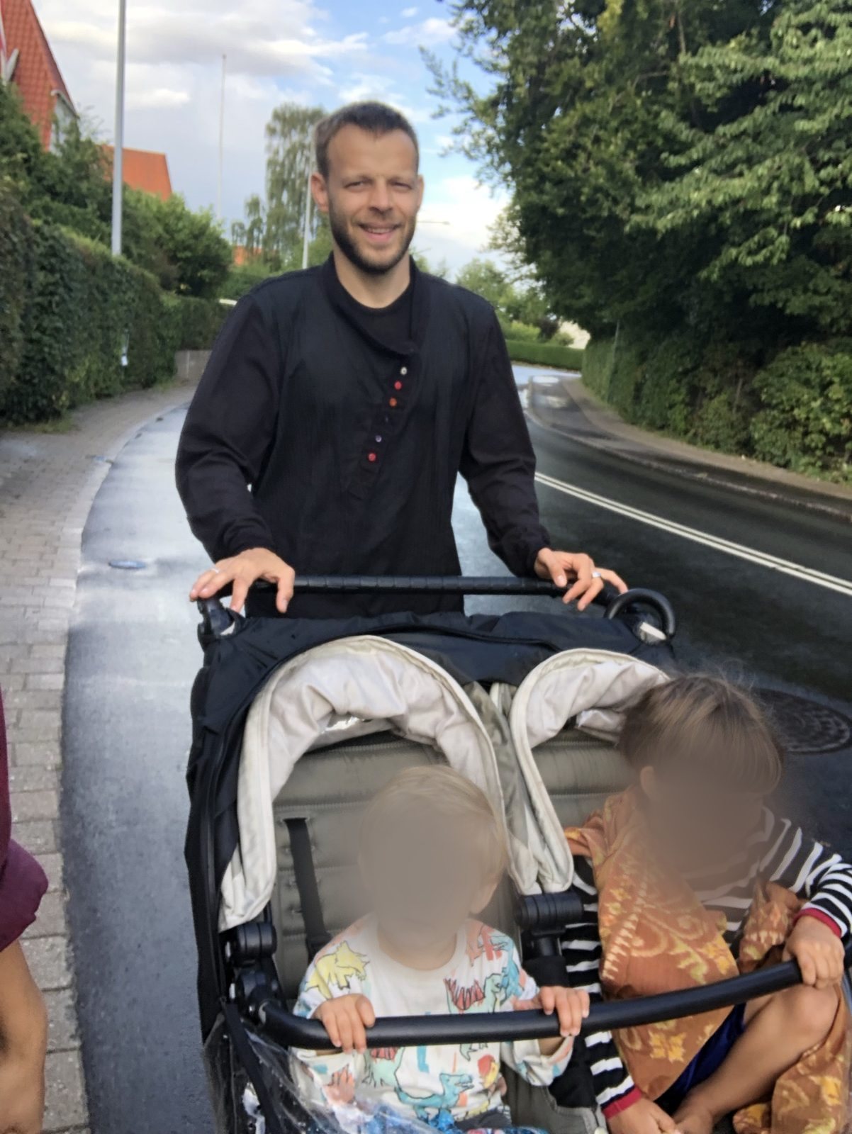 Nicolai Severin på gåtur med sine børn