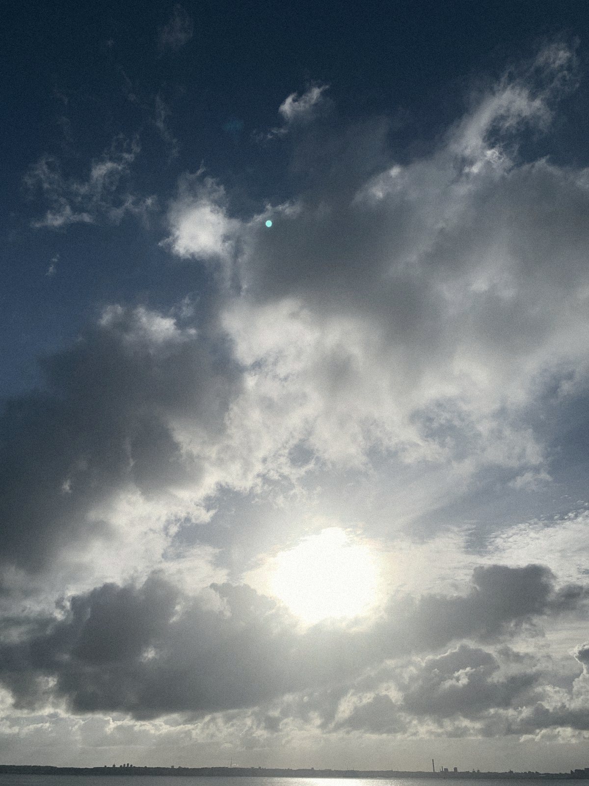 Sol gennem skyer over havet — om vrede hos mænd