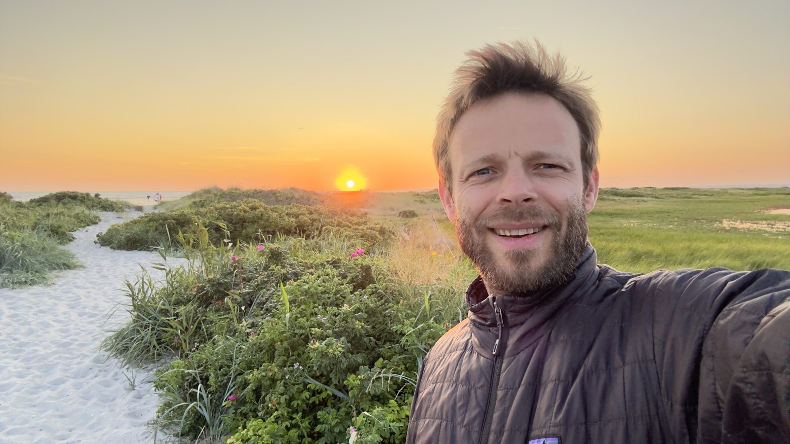 Solnedgang ved stranden — om vrede der dækker over sorg